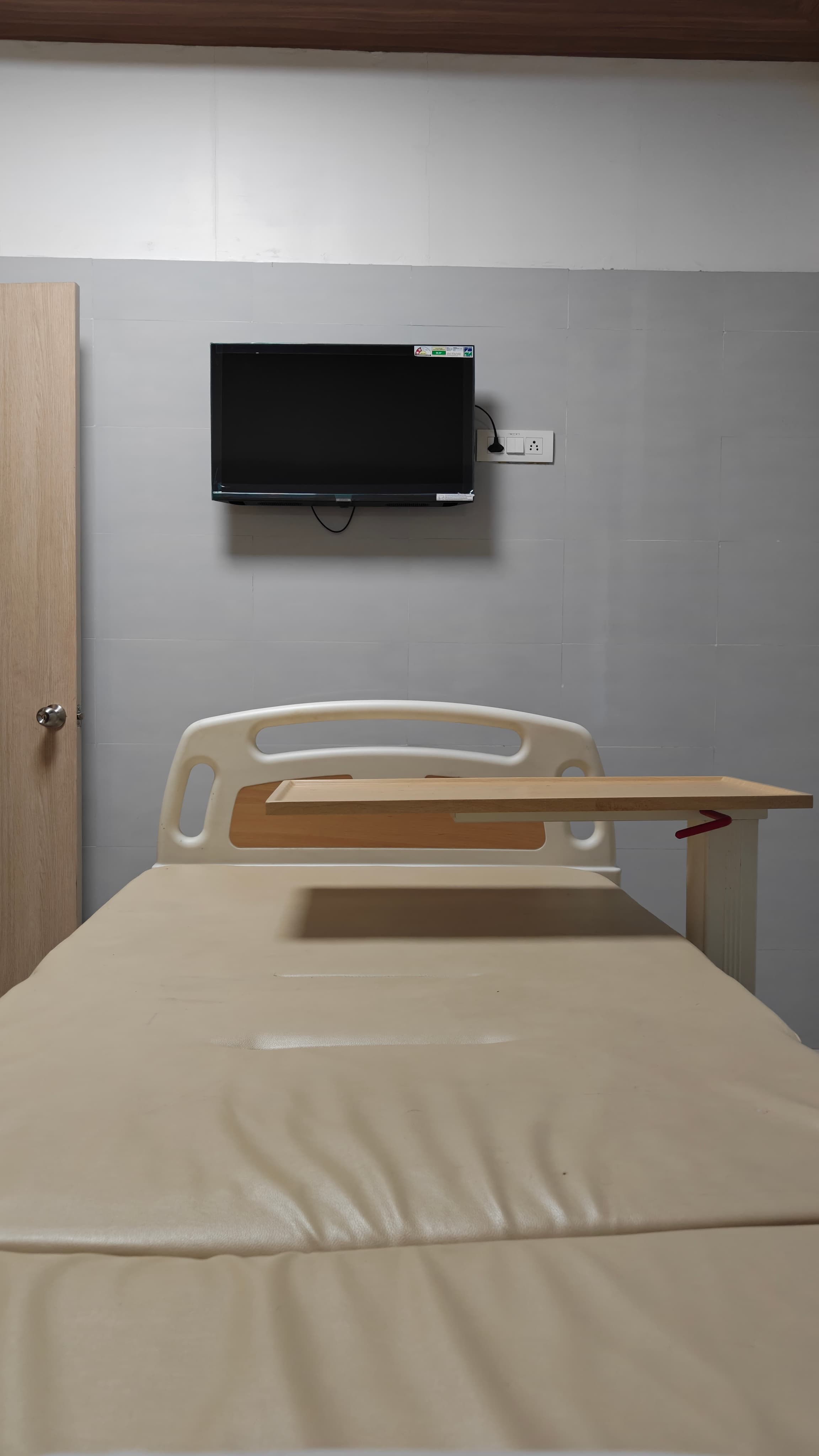 AJSMC private inpatient room with bed and TV